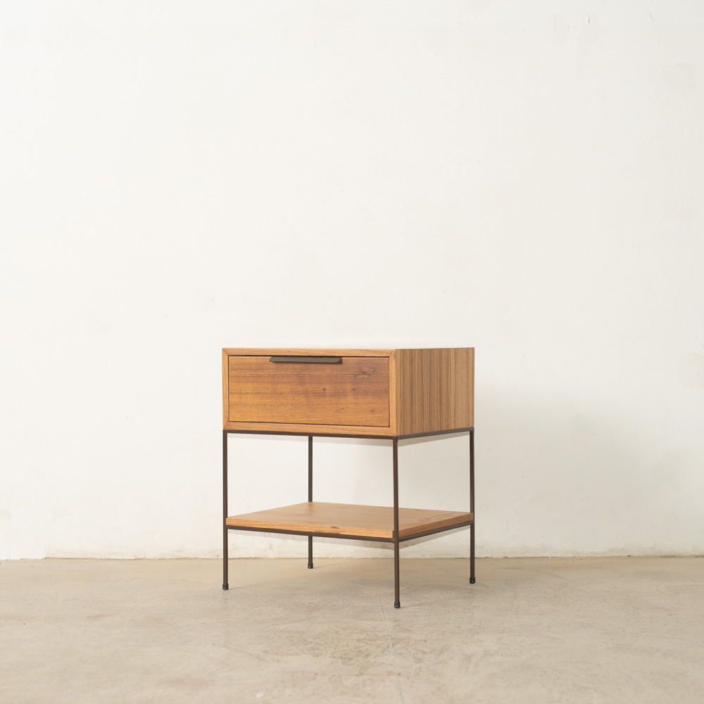 Mesa de Cabeceira Pilotis